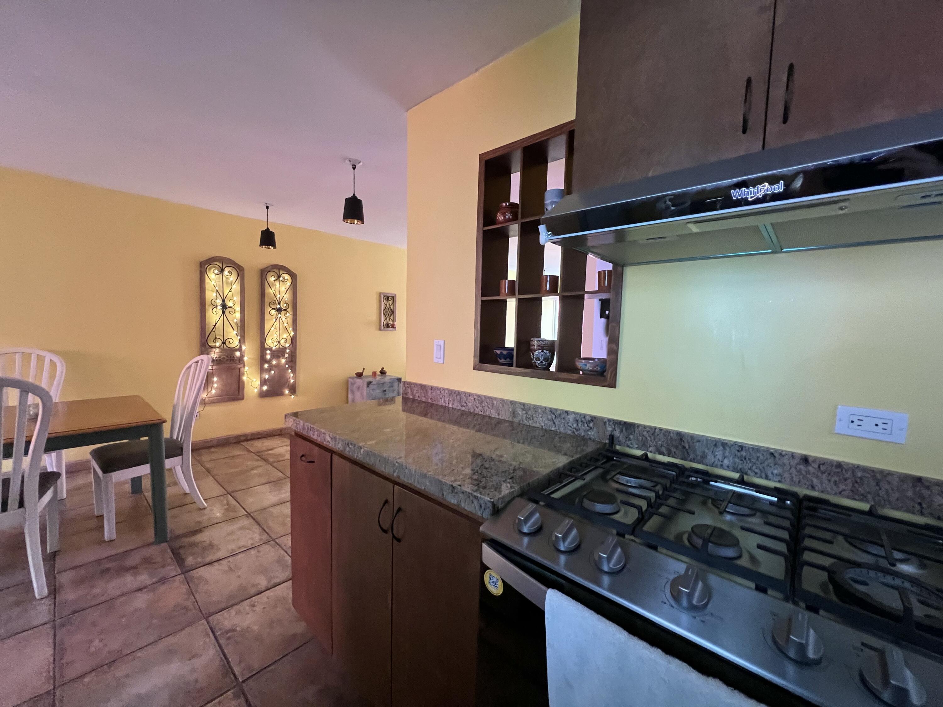 4843 Calle de Acceso, Dos Granadas