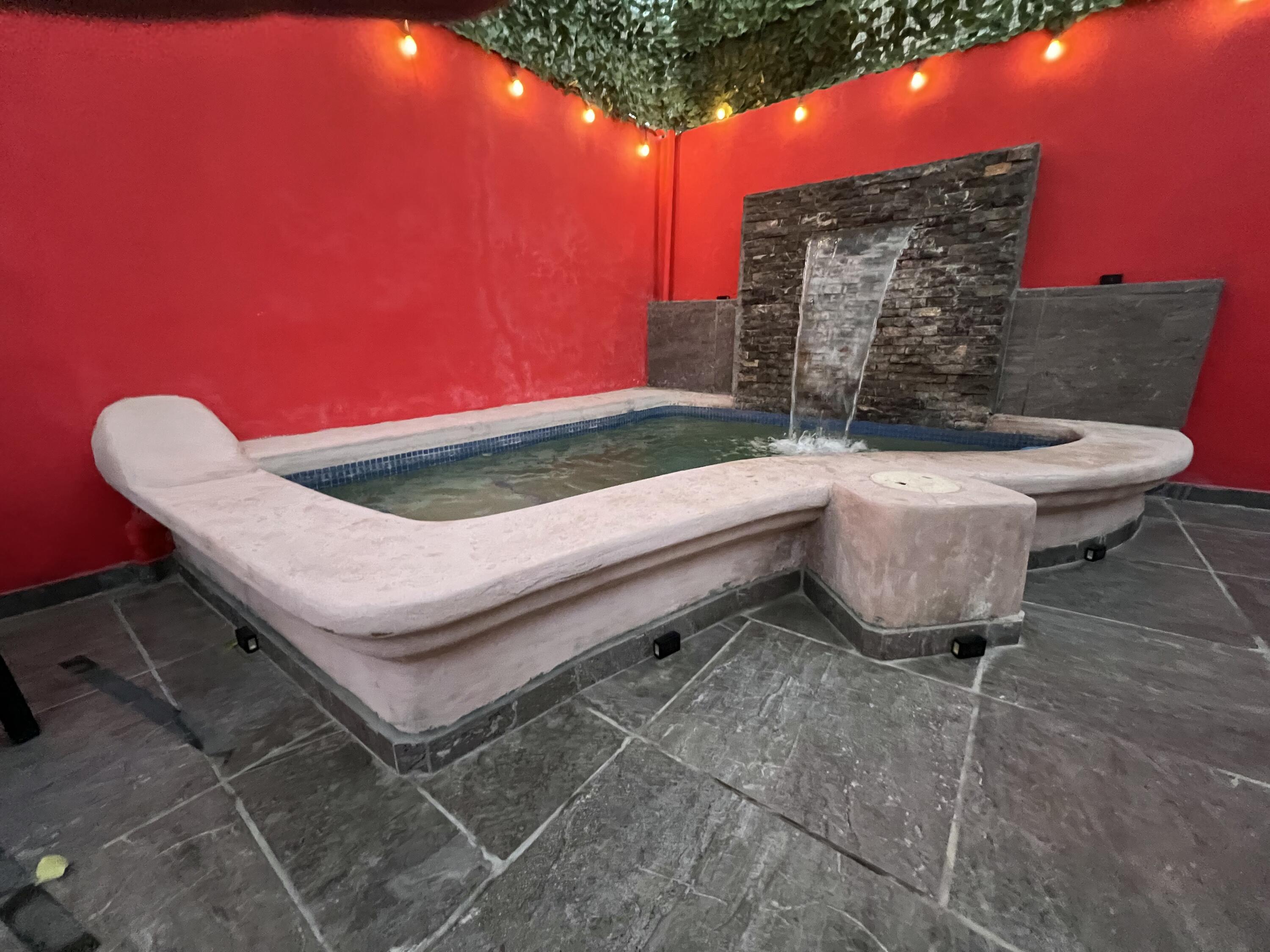 4843 Calle de Acceso, Dos Granadas