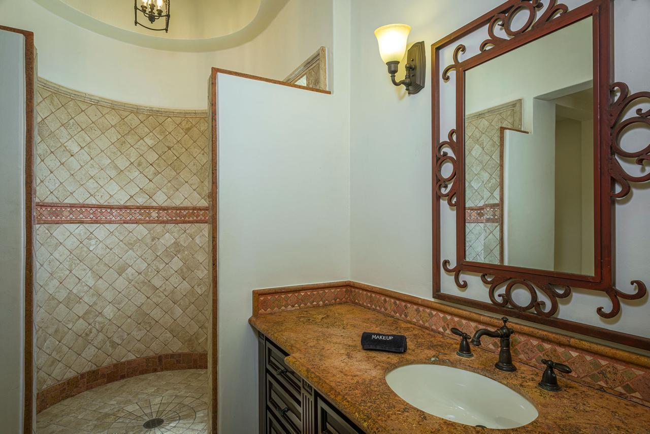 140 Camino Pacifico Alto, Villa Antigua Pedregal