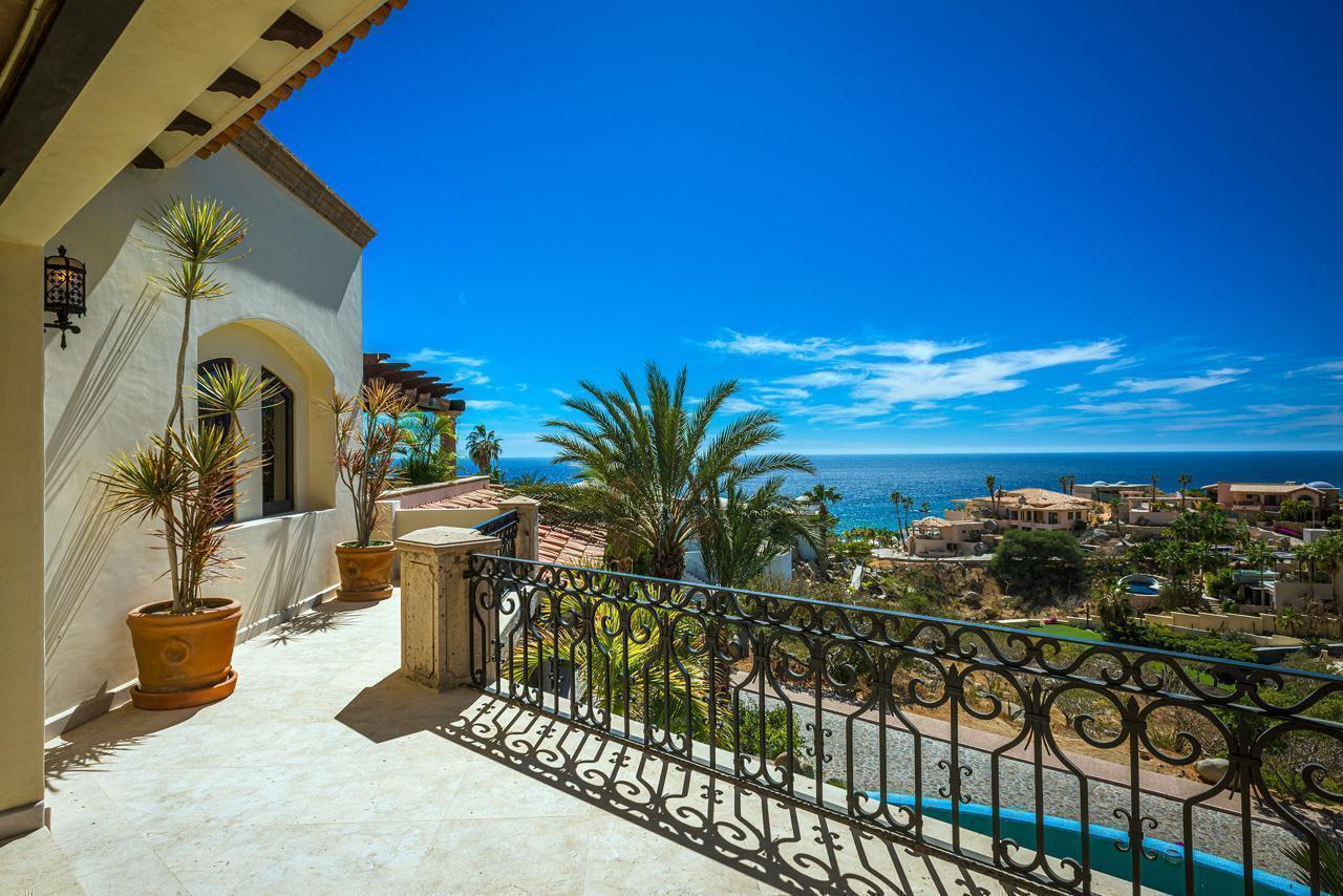 140 Camino Pacifico Alto, Villa Antigua Pedregal