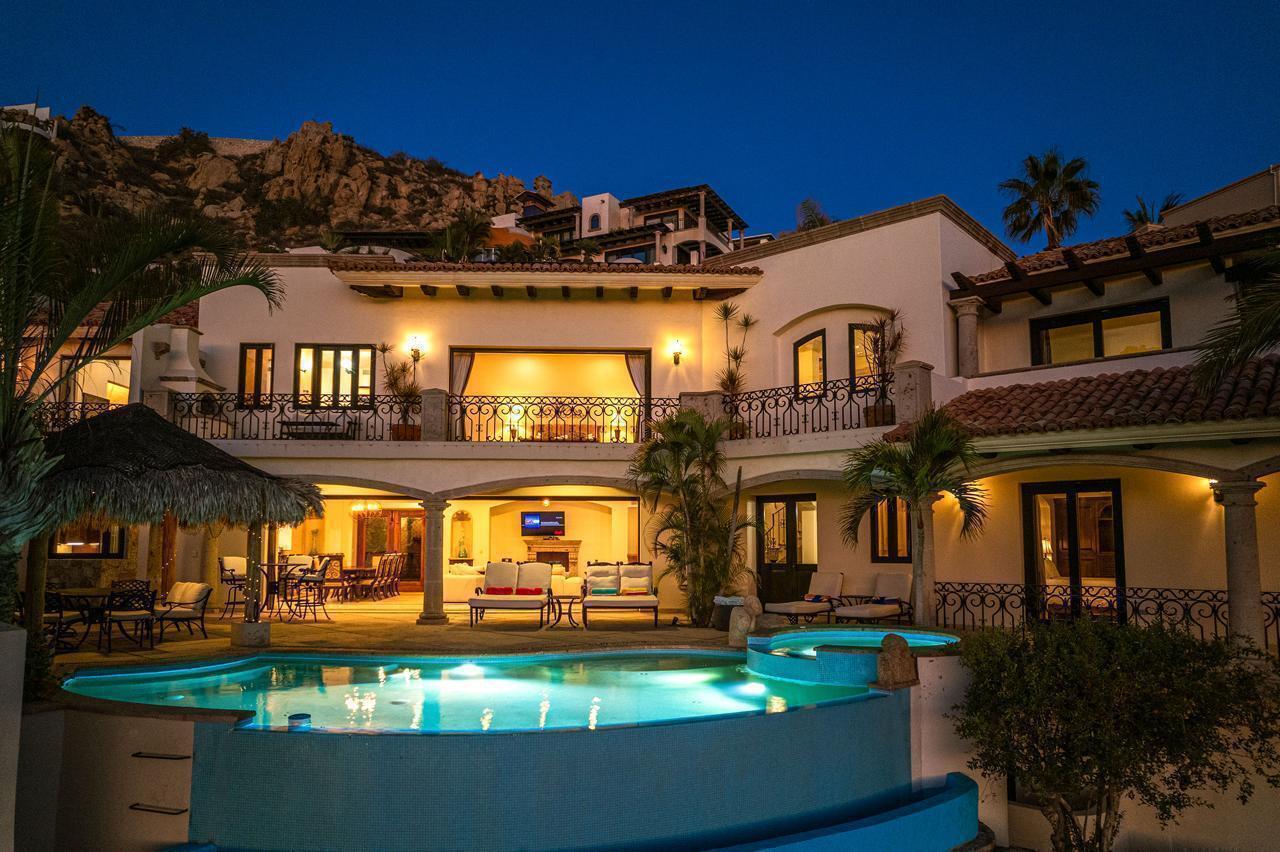 140 Camino Pacifico Alto, Villa Antigua Pedregal