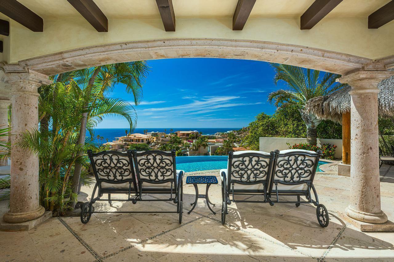 140 Camino Pacifico Alto, Villa Antigua Pedregal