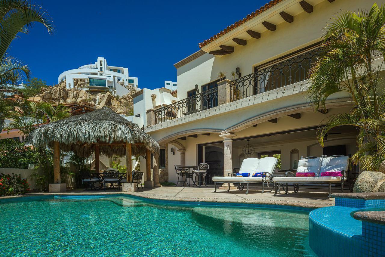 140 Camino Pacifico Alto, Villa Antigua Pedregal