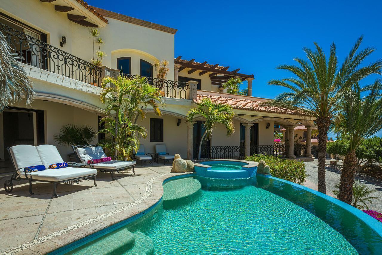 140 Camino Pacifico Alto, Villa Antigua Pedregal