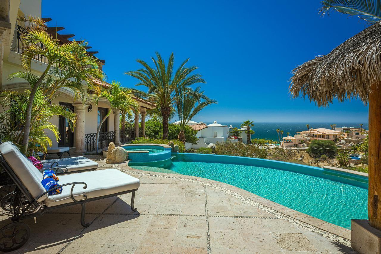 140 Camino Pacifico Alto, Villa Antigua Pedregal