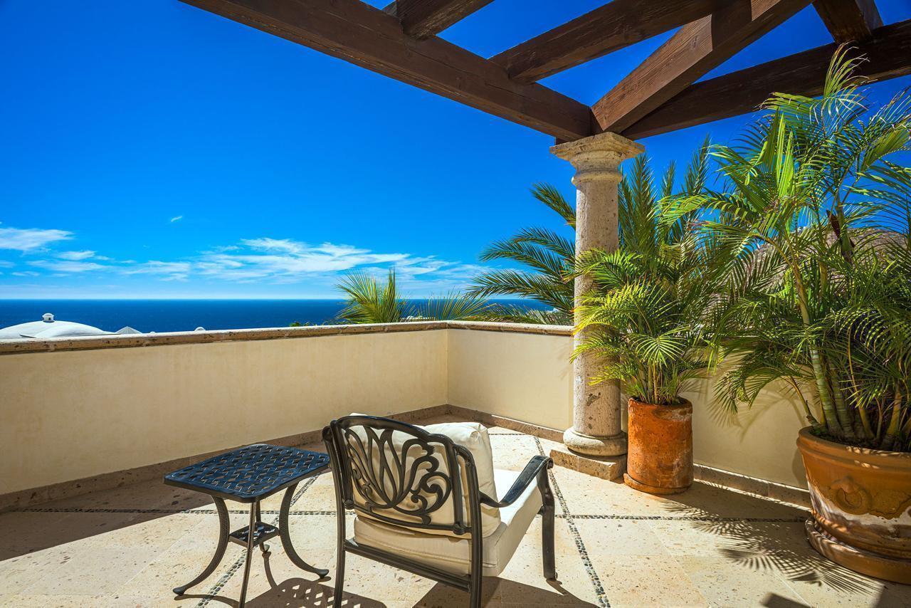 140 Camino Pacifico Alto, Villa Antigua Pedregal