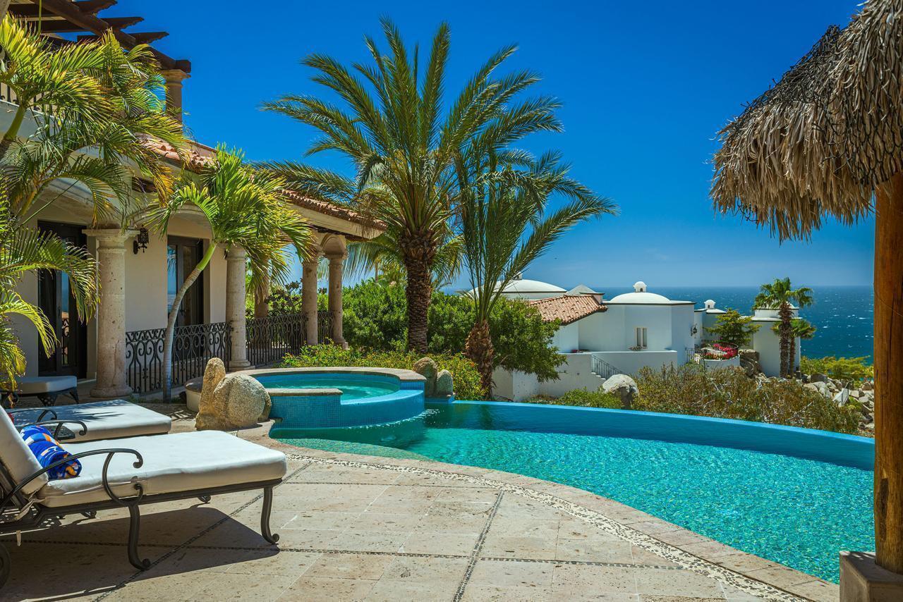 140 Camino Pacifico Alto, Villa Antigua Pedregal