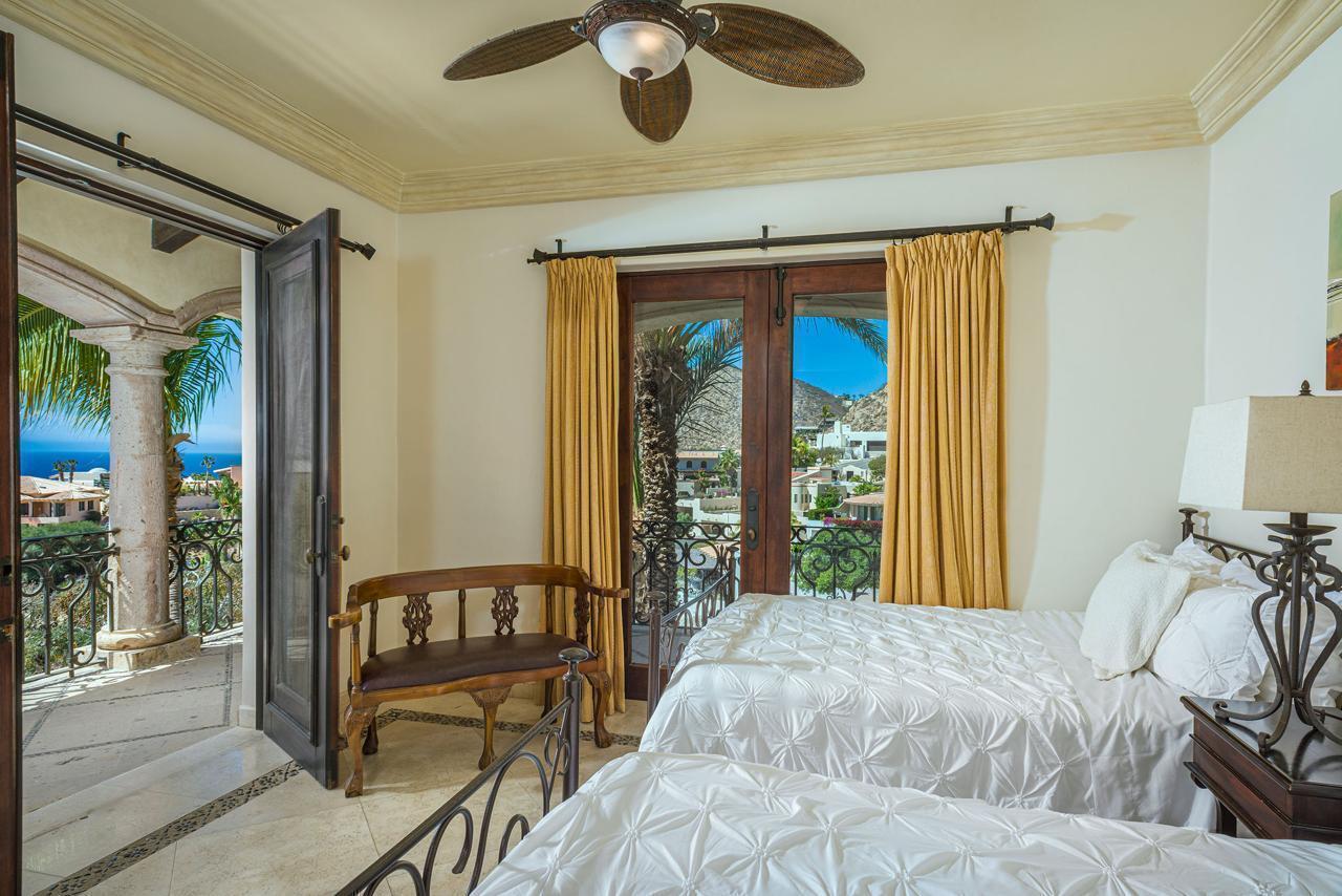 140 Camino Pacifico Alto, Villa Antigua Pedregal