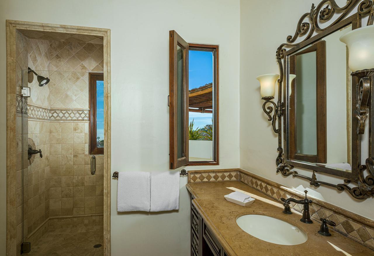 140 Camino Pacifico Alto, Villa Antigua Pedregal