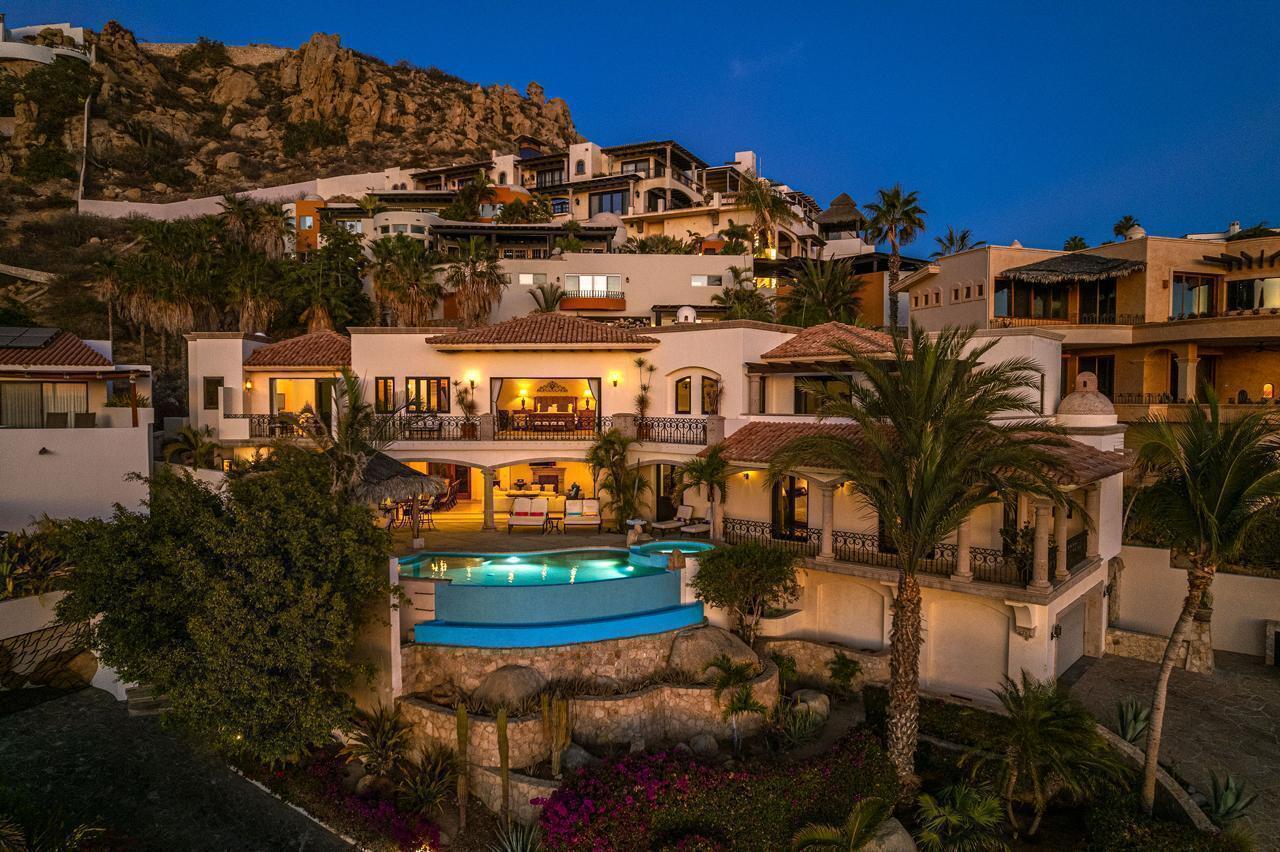 140 Camino Pacifico Alto, Villa Antigua Pedregal