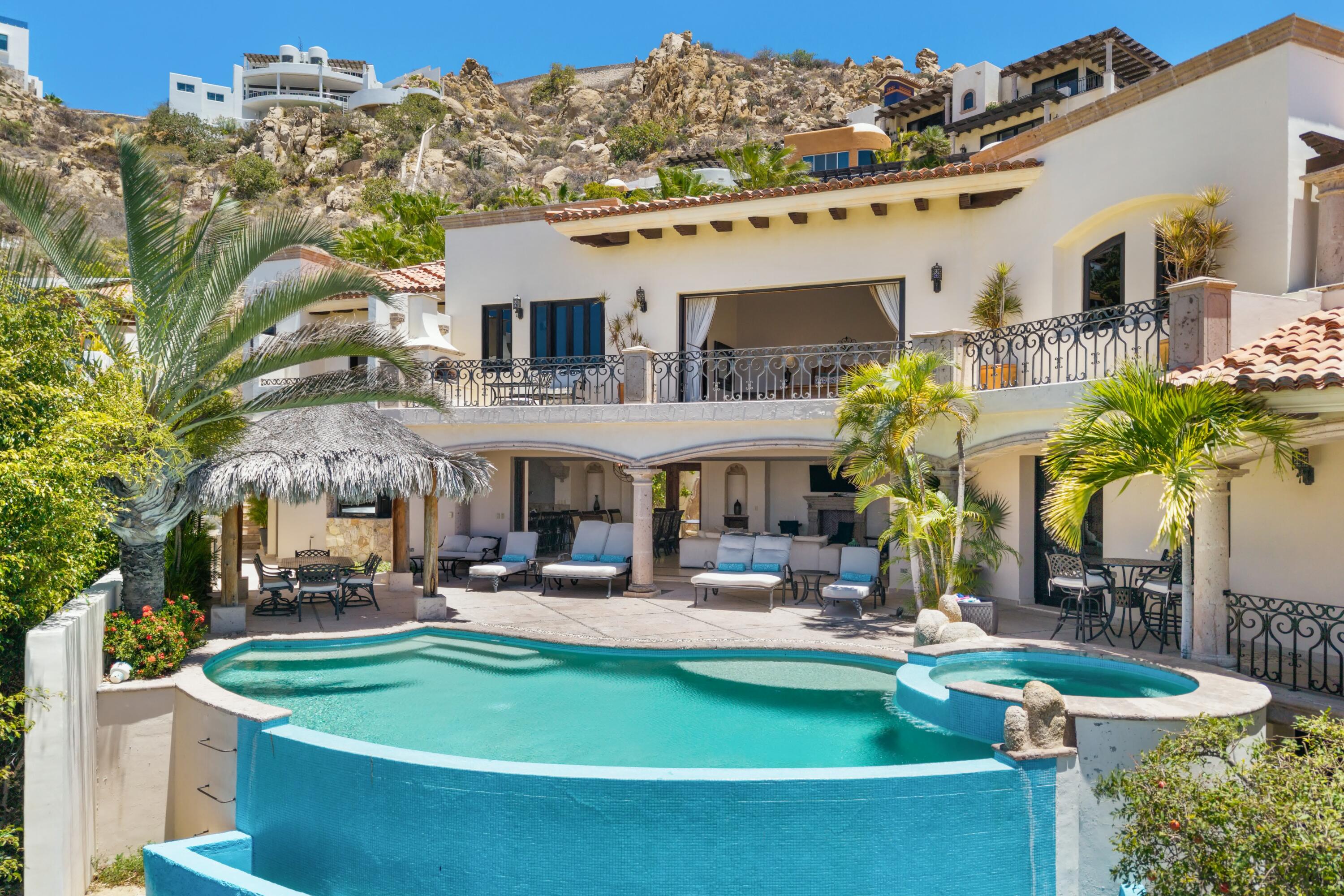 140 Camino Pacifico Alto, Villa Antigua Pedregal