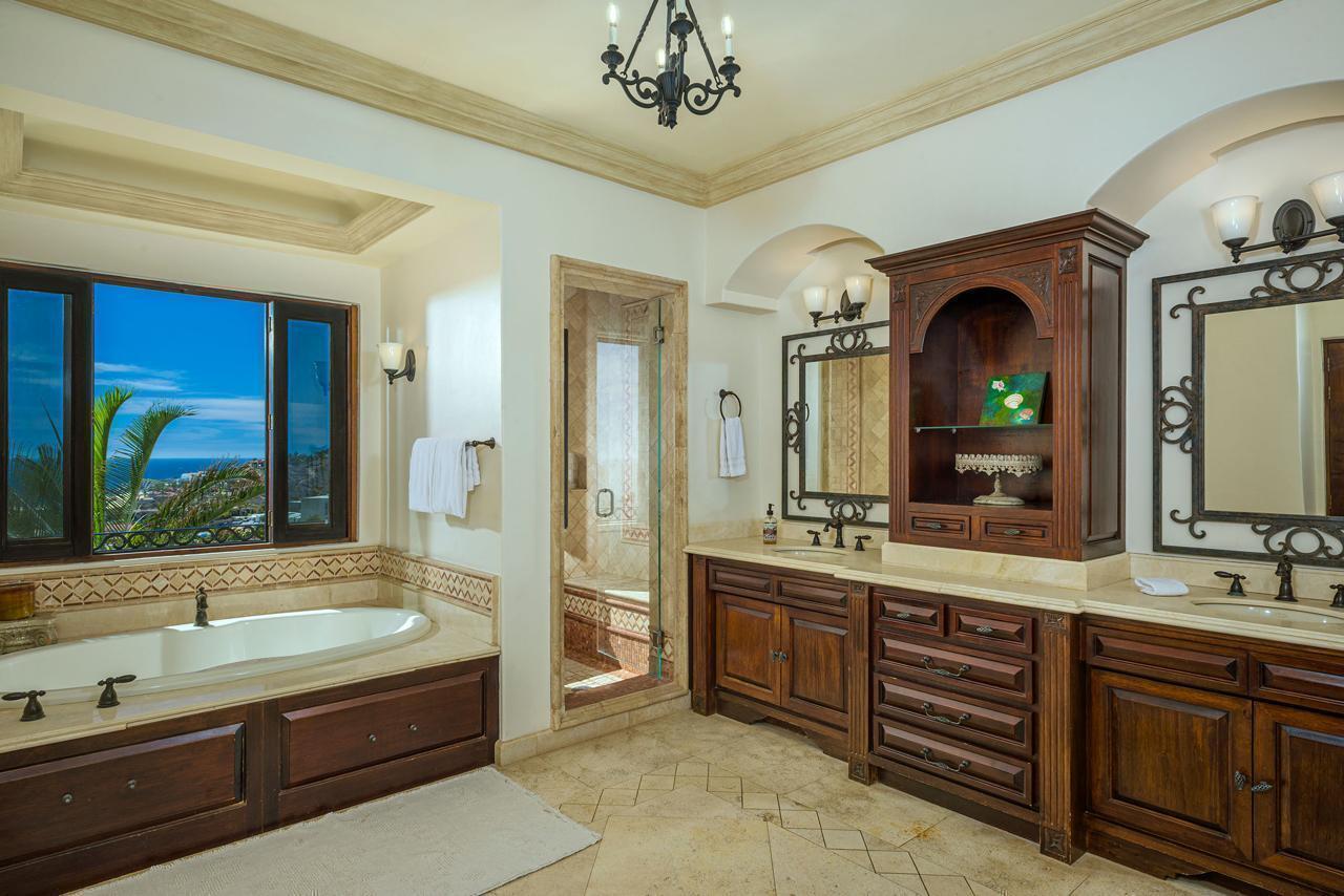 140 Camino Pacifico Alto, Villa Antigua Pedregal