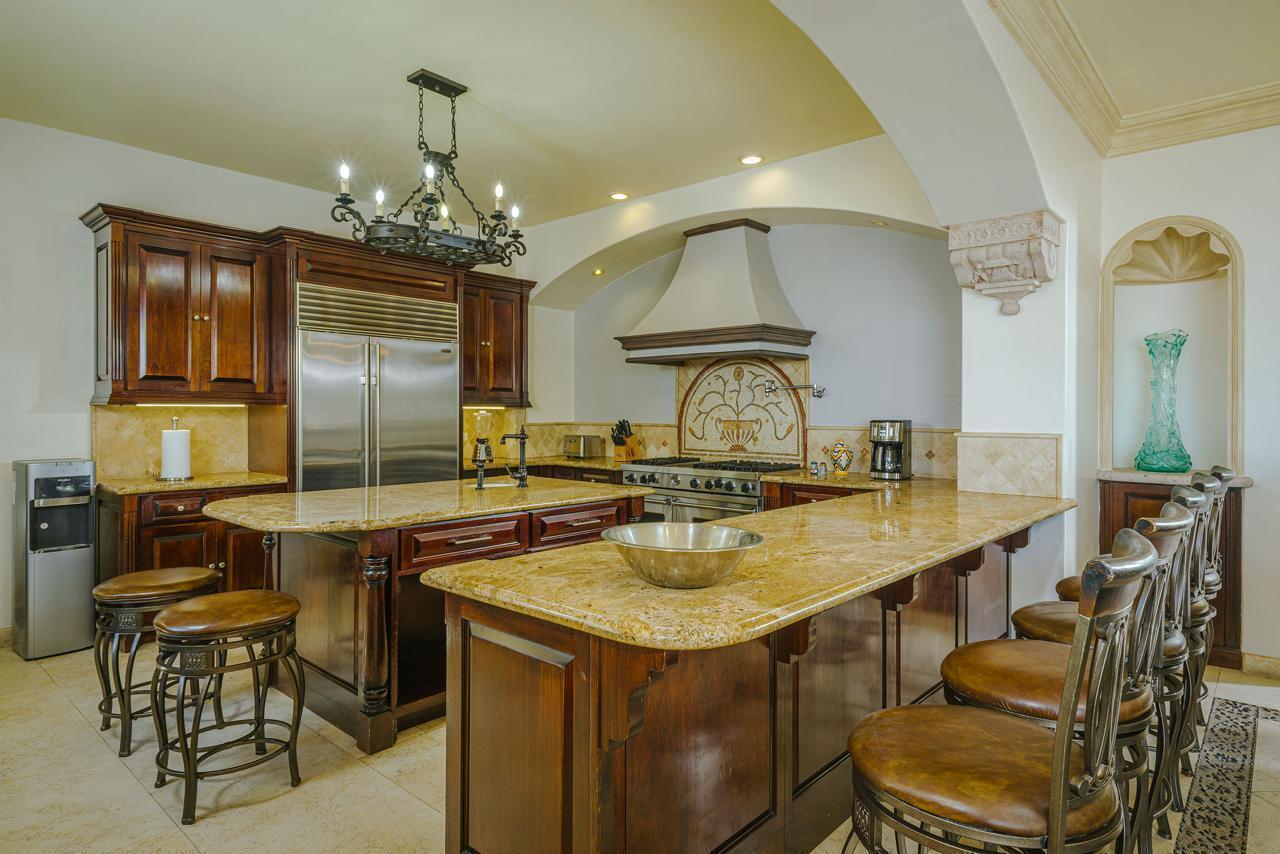 140 Camino Pacifico Alto, Villa Antigua Pedregal