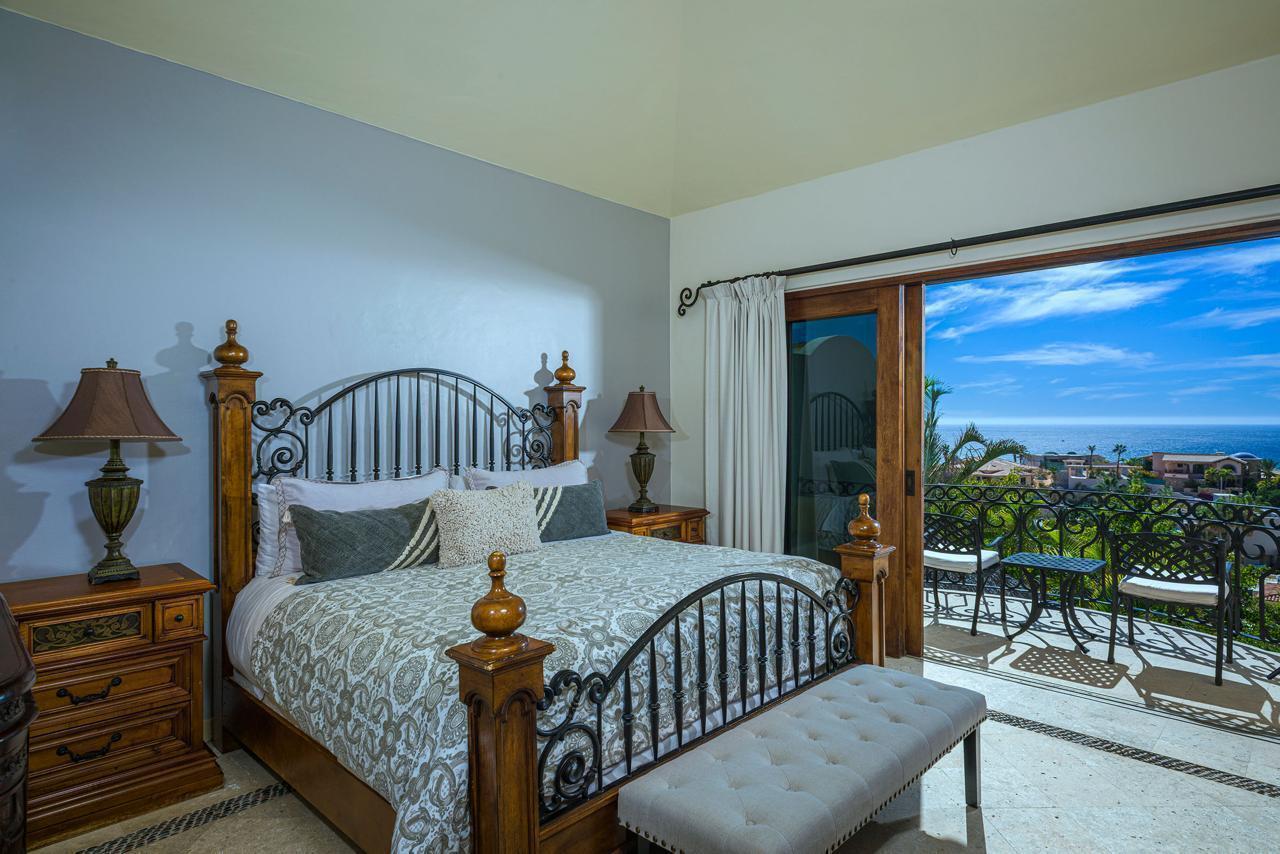 140 Camino Pacifico Alto, Villa Antigua Pedregal