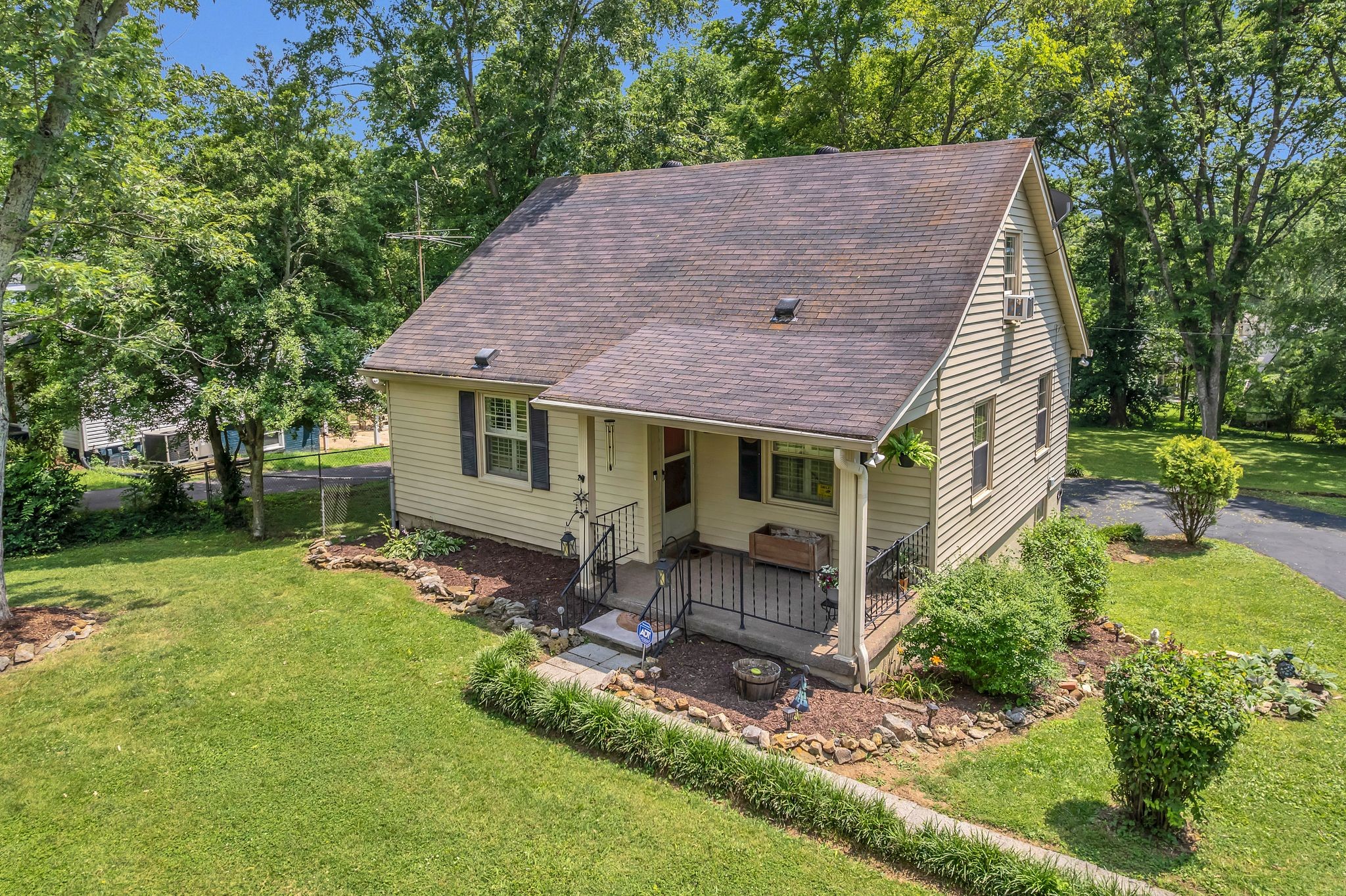 214 W Cedar St
