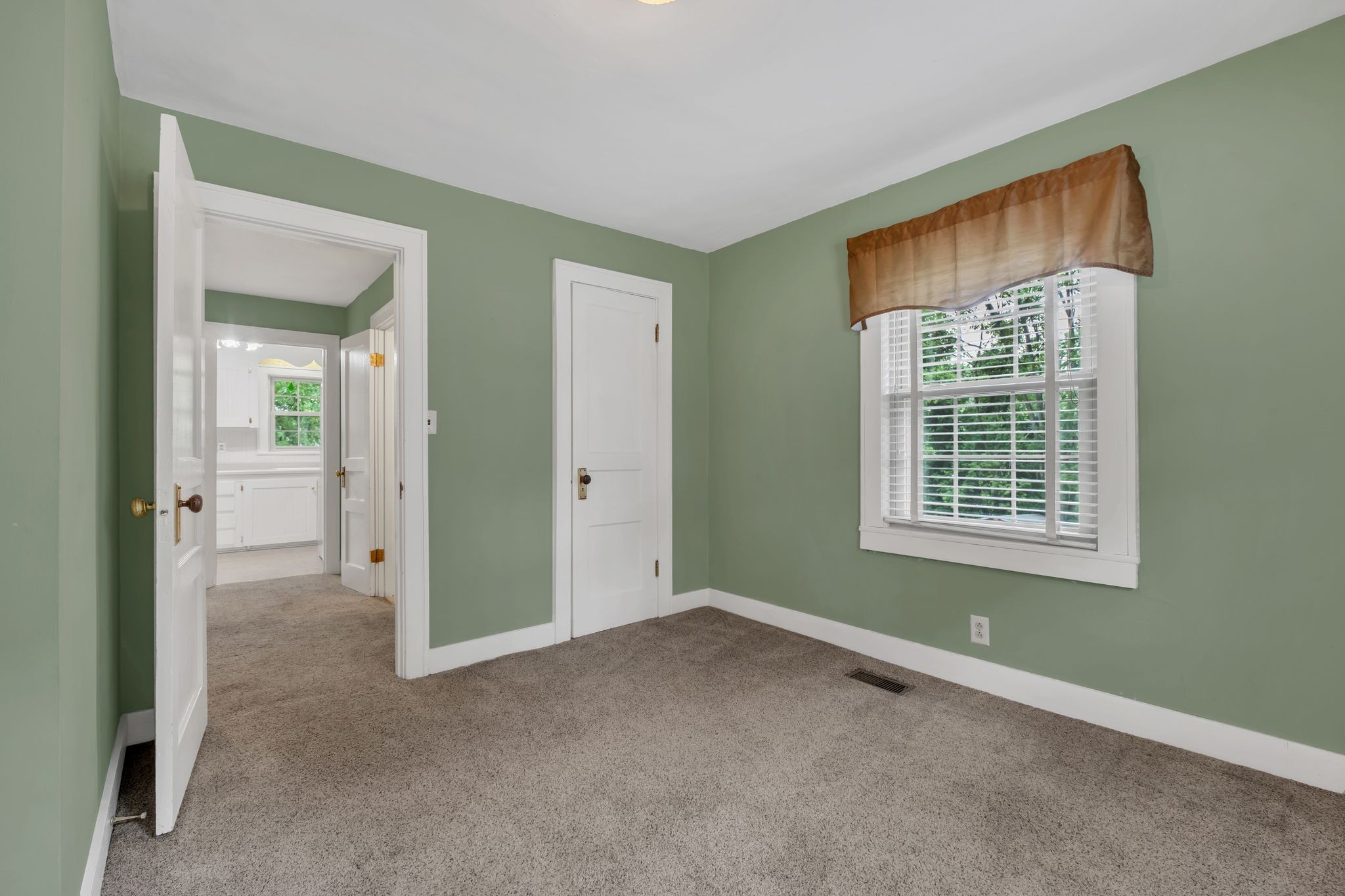 214 W Cedar St