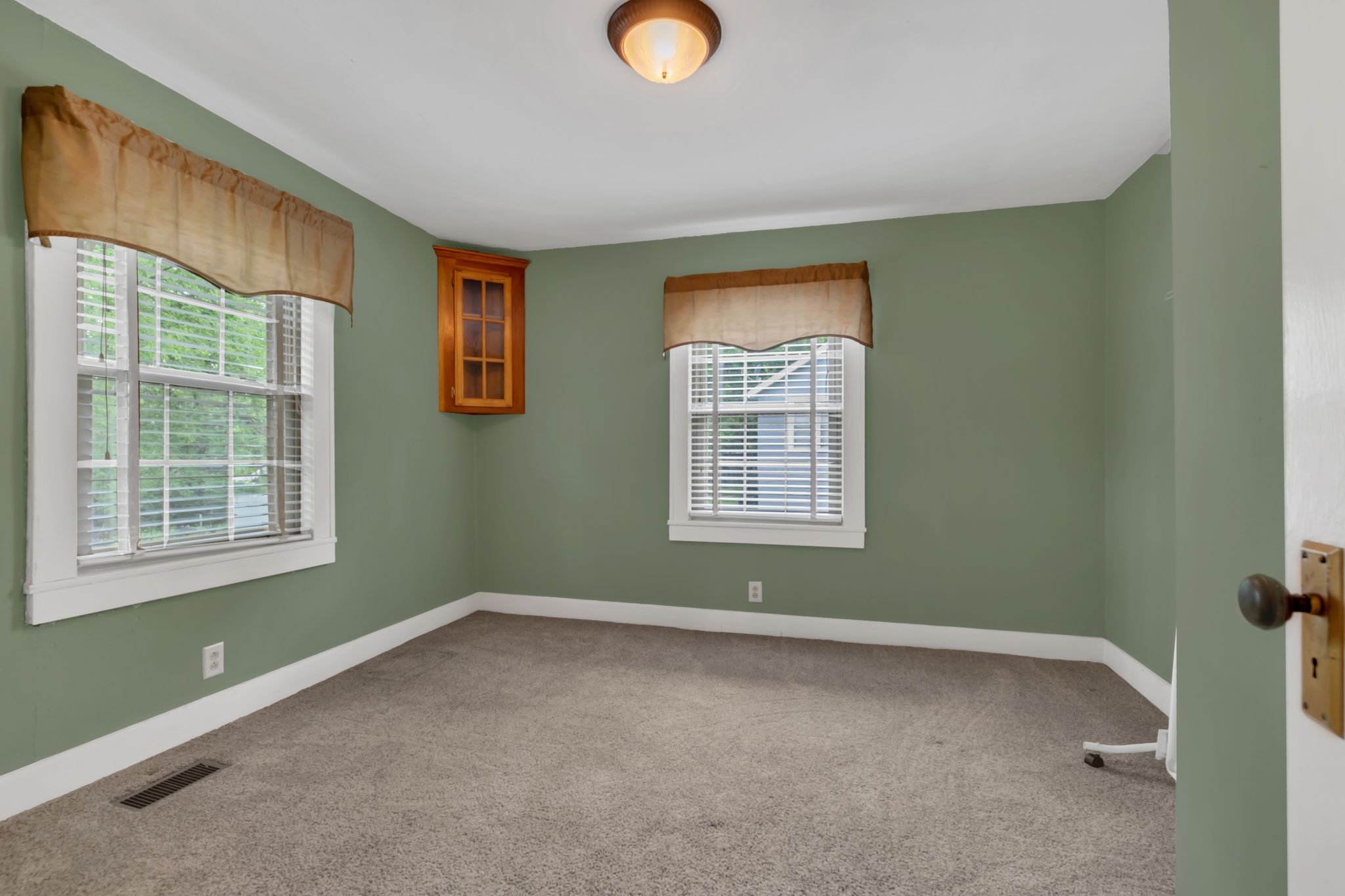 214 W Cedar St