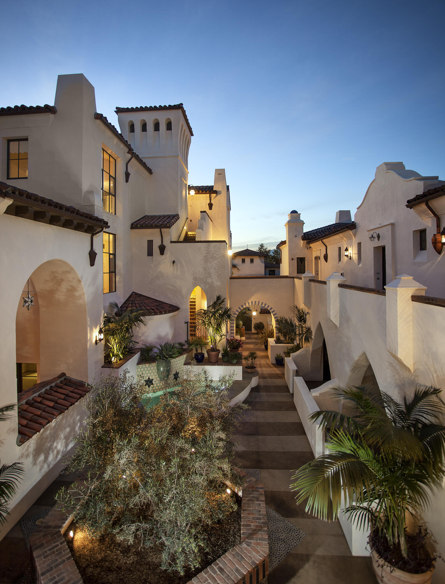 401 Chapala Street, 221