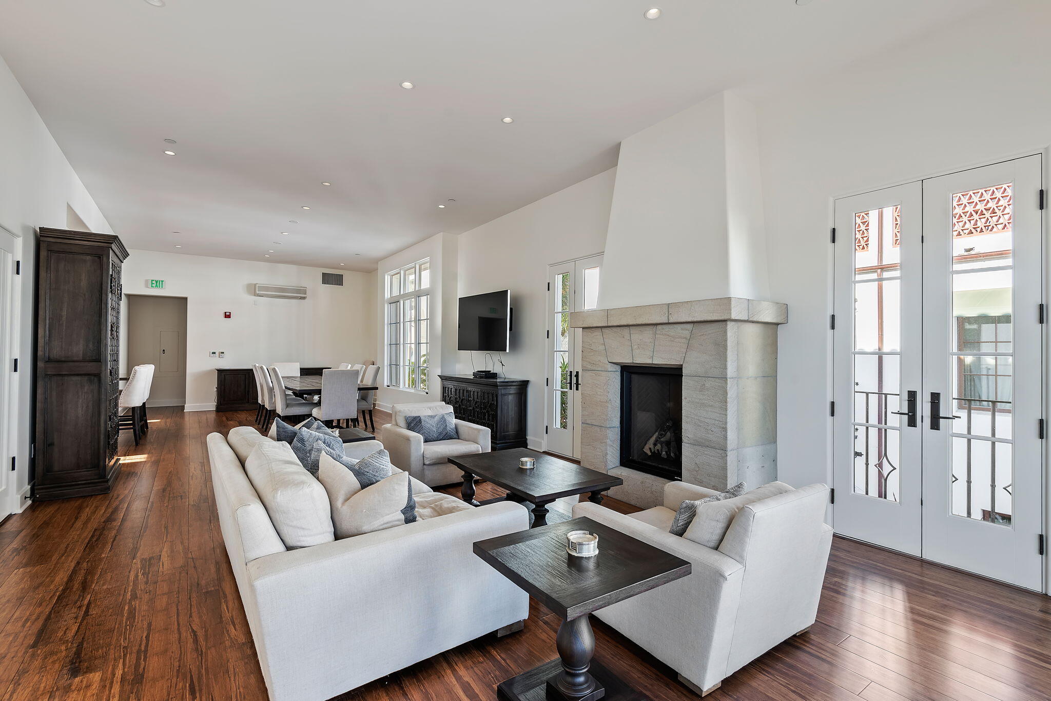 18 W Victoria Street Apt 112