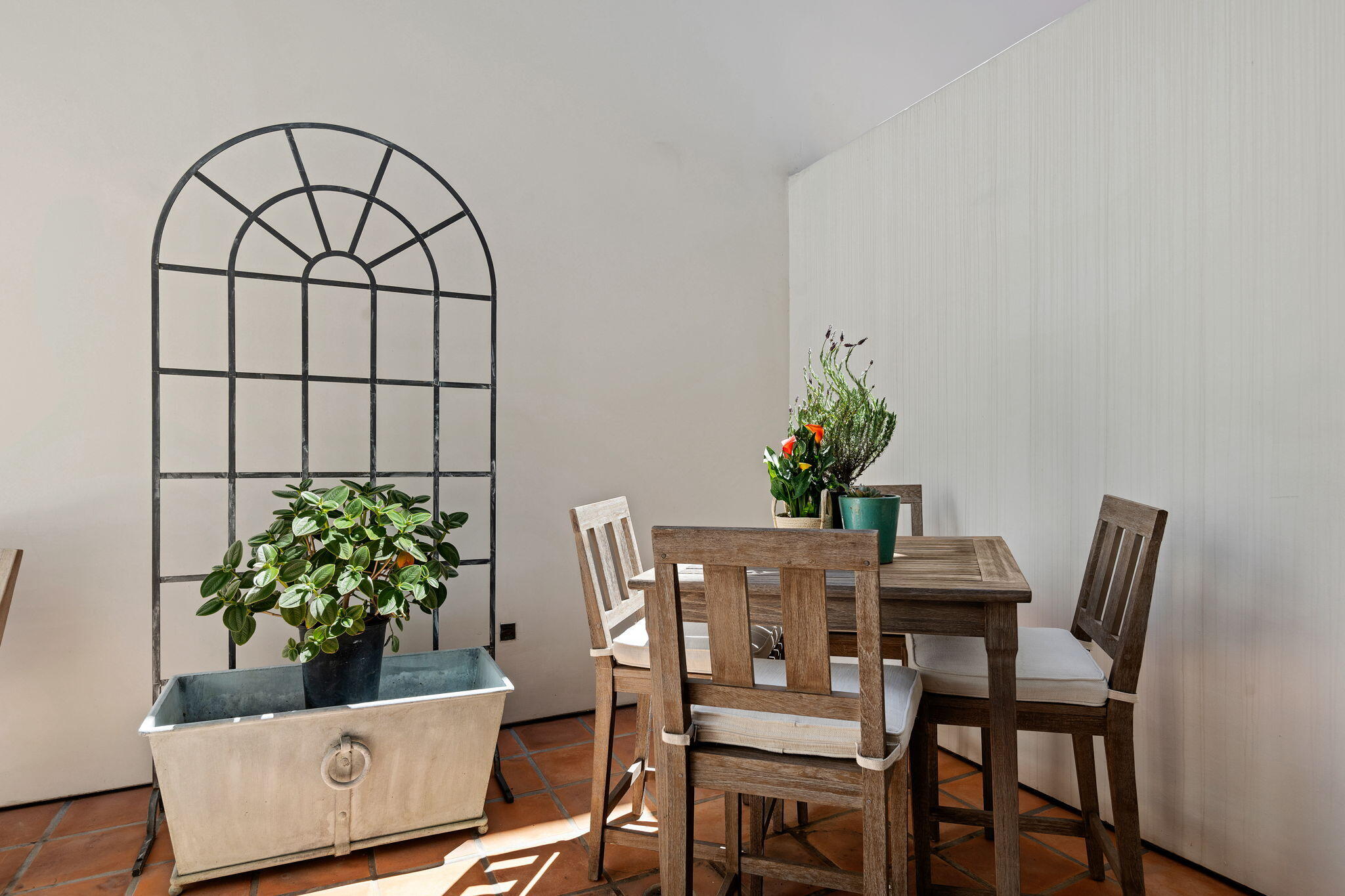 18 W Victoria Street Apt 112