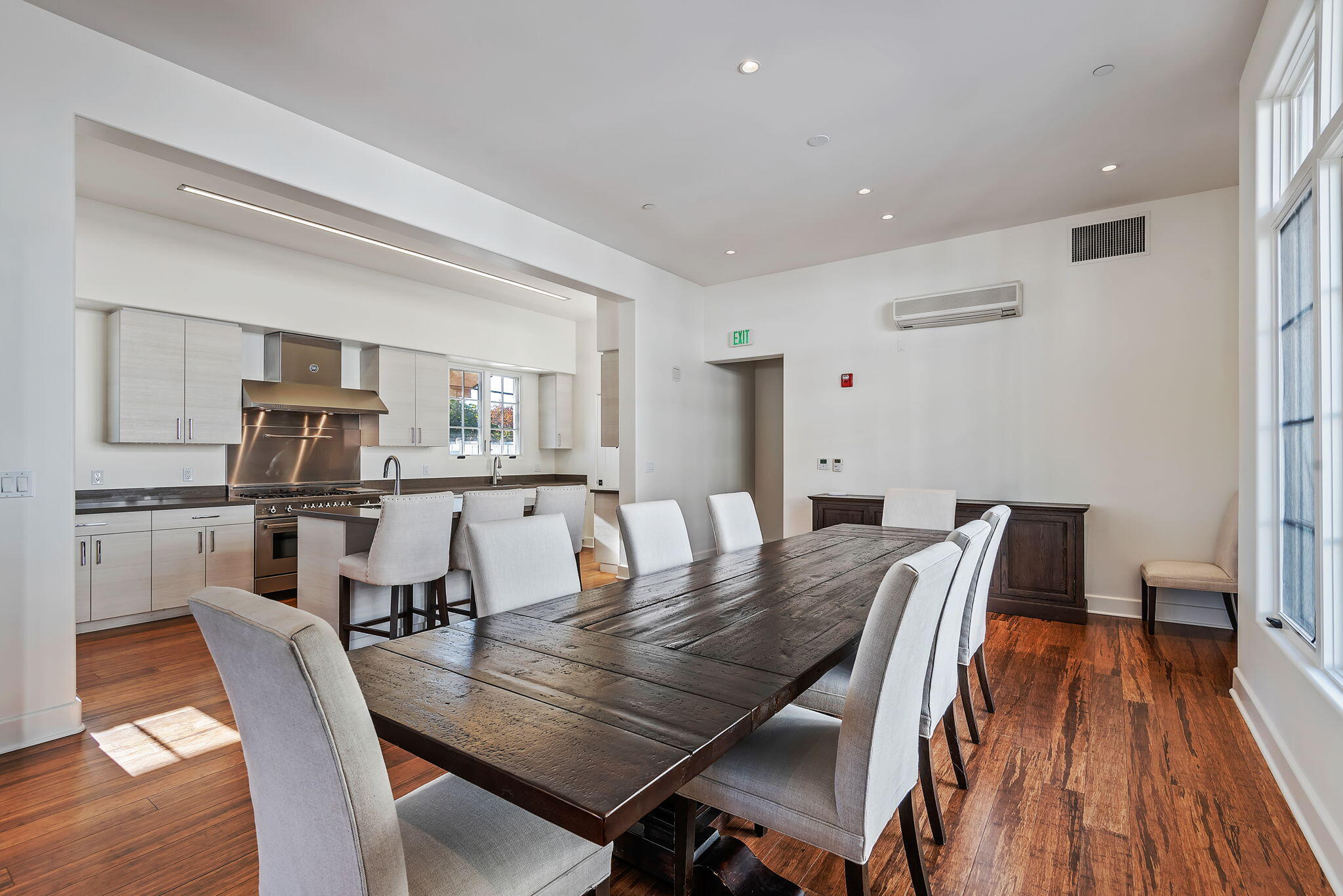 18 W Victoria Street Apt 112