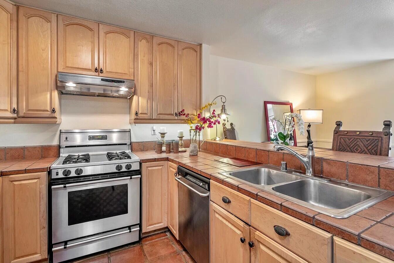 415 W Gutierrez Street Apt 16