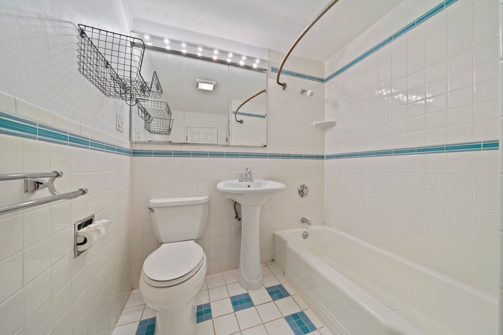 425 S Huntington Ave # 8