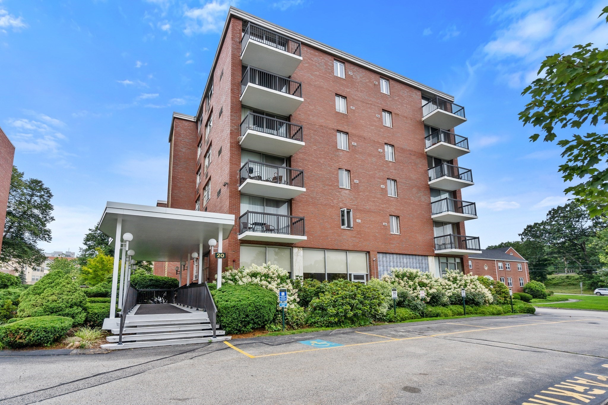 20 Hammond Pond Pkwy # 504