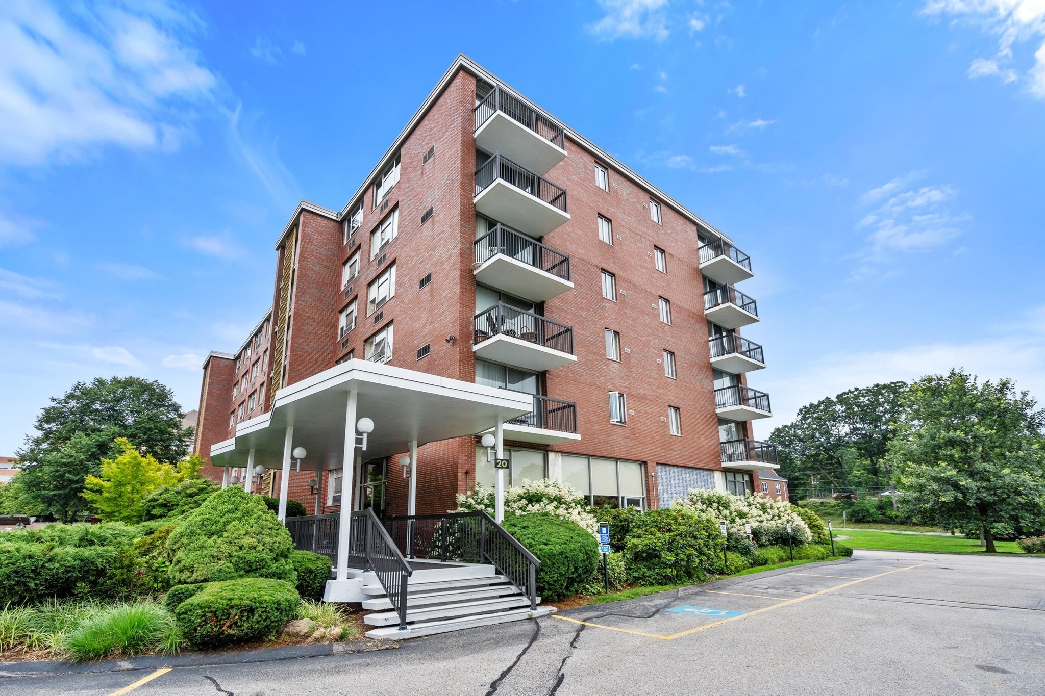 20 Hammond Pond Pkwy # 504
