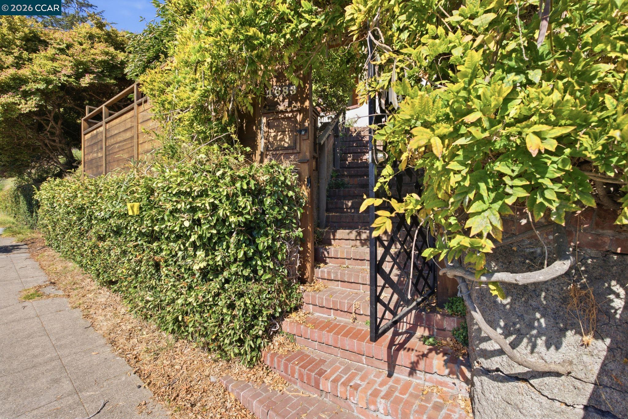 1683 La Loma Ave