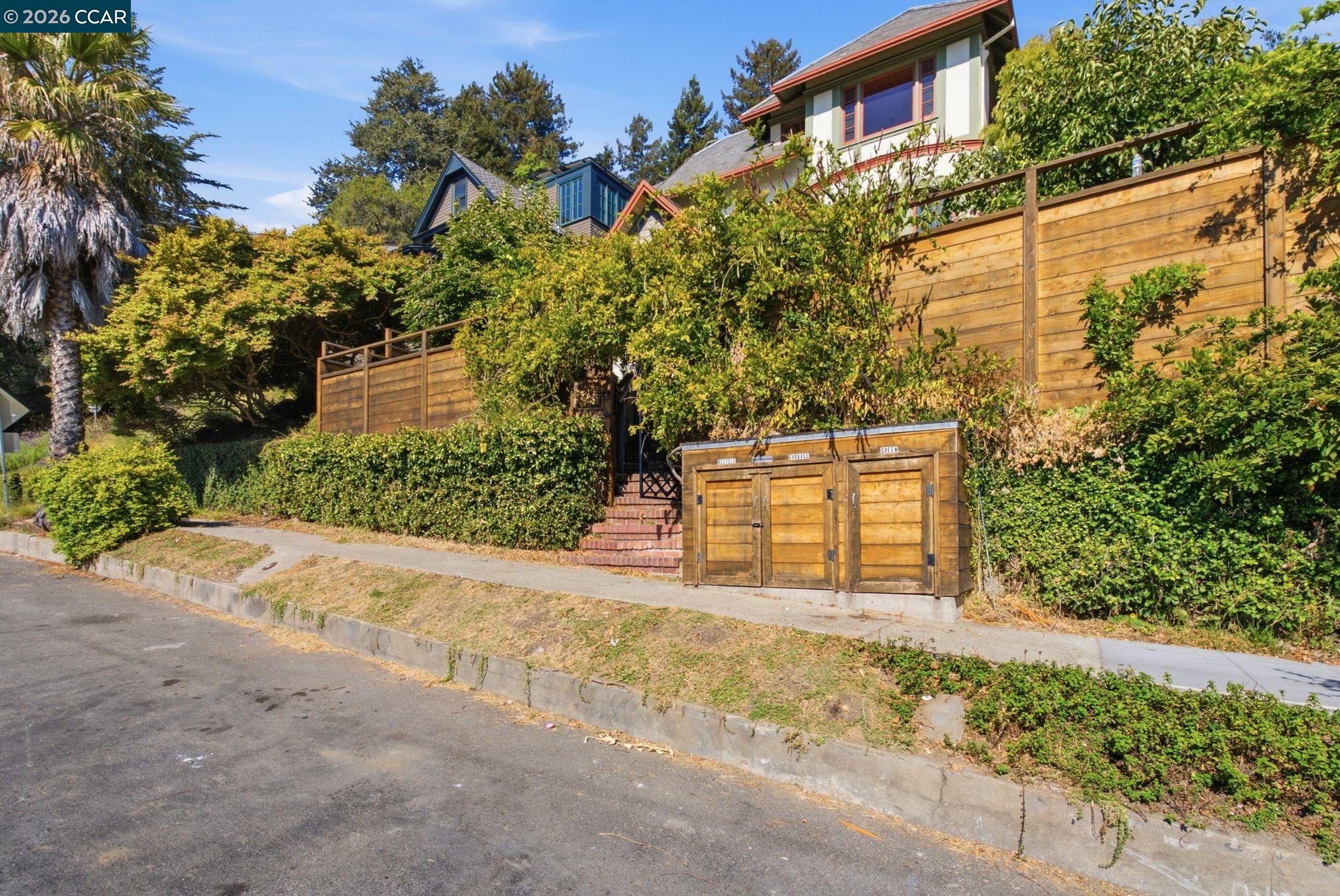 1683 La Loma Ave