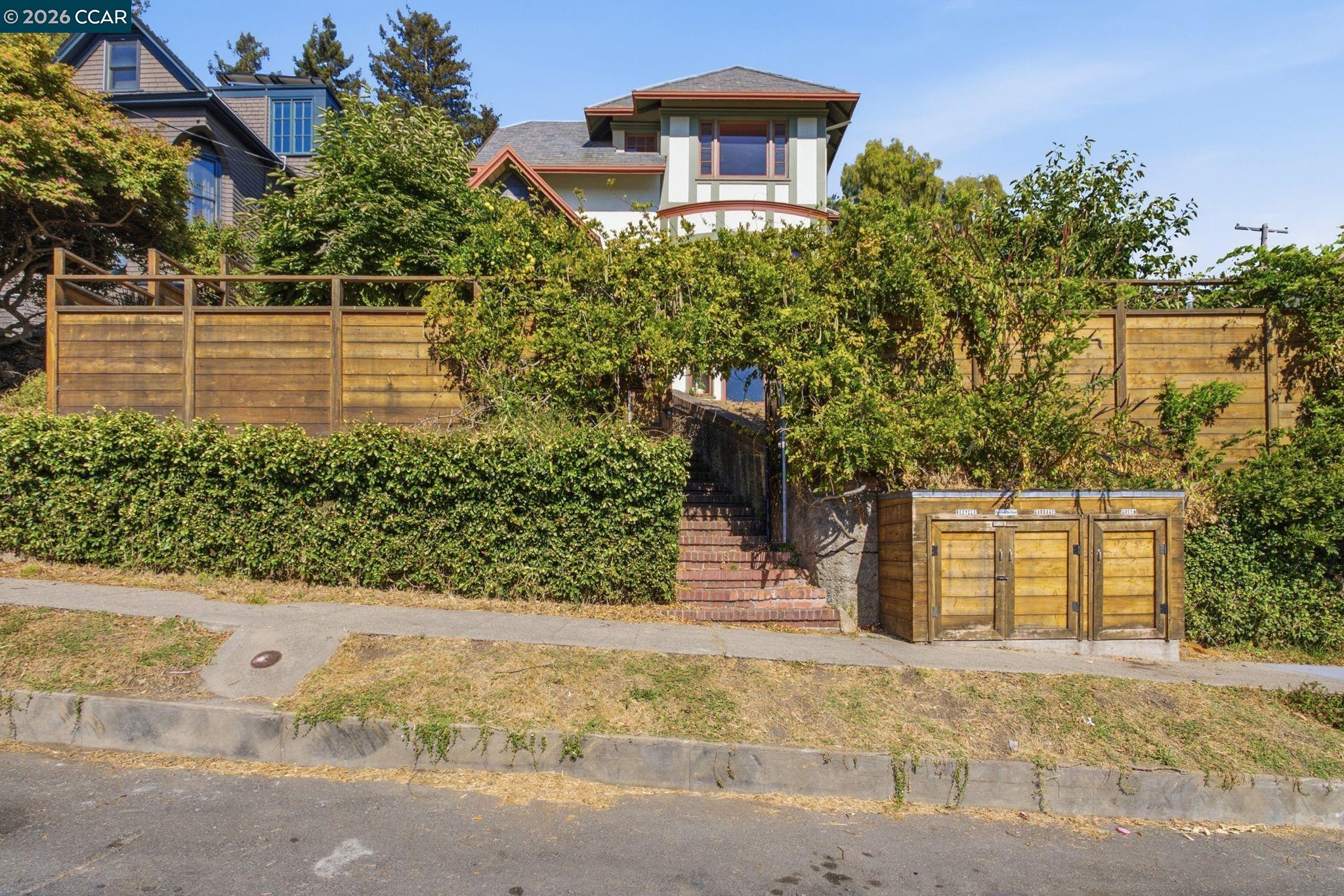 1683 La Loma Ave
