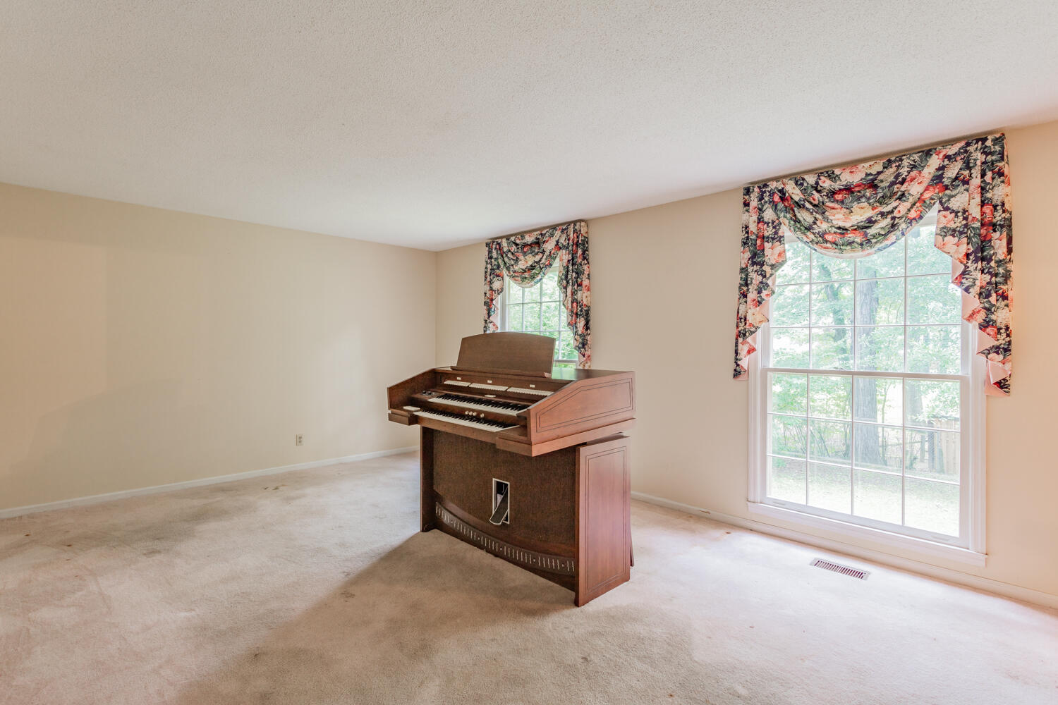 304 Dogwood Circle, LaFayette