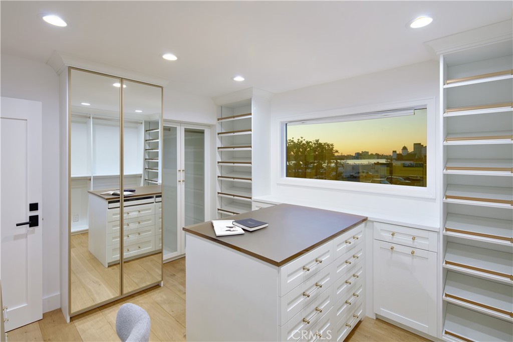 2572 Bayshore