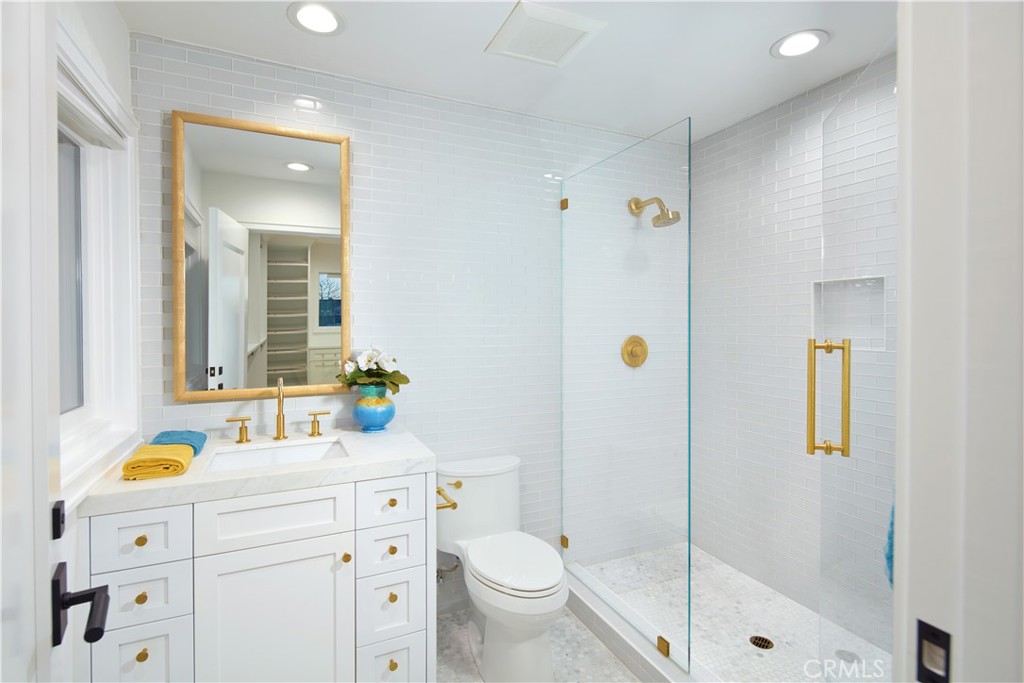 2572 Bayshore