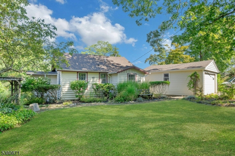 17 Cayuga Trl