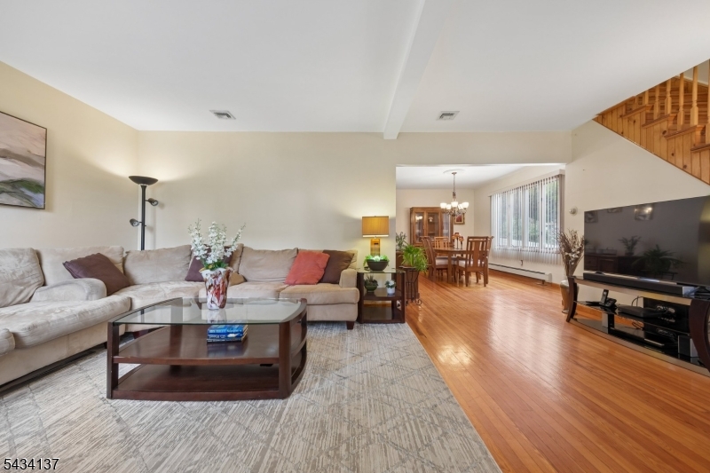 562 Valley Rd