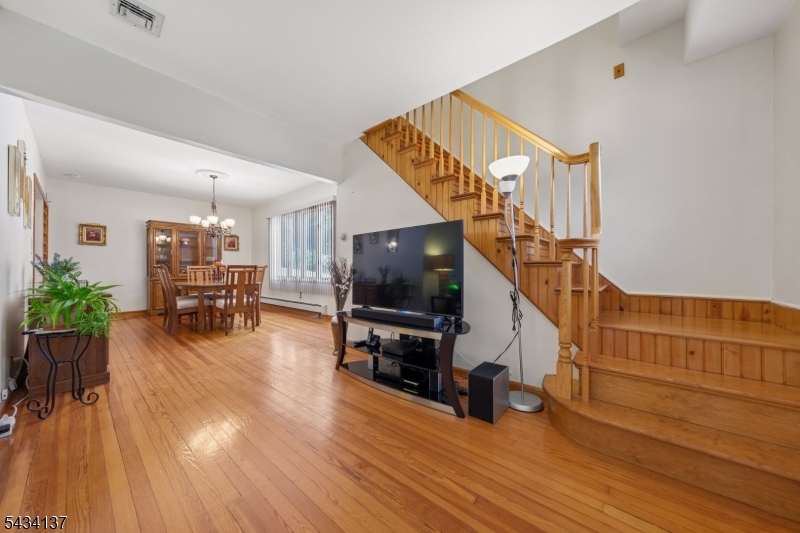 562 Valley Rd