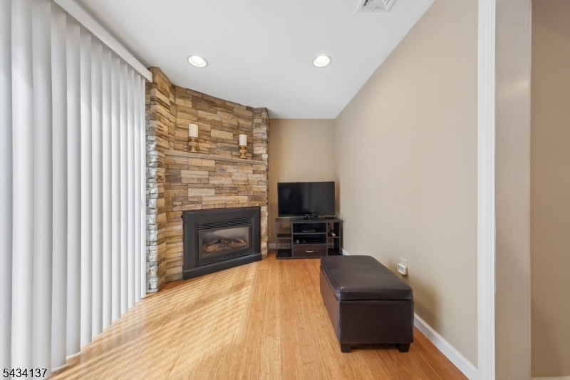 562 Valley Rd