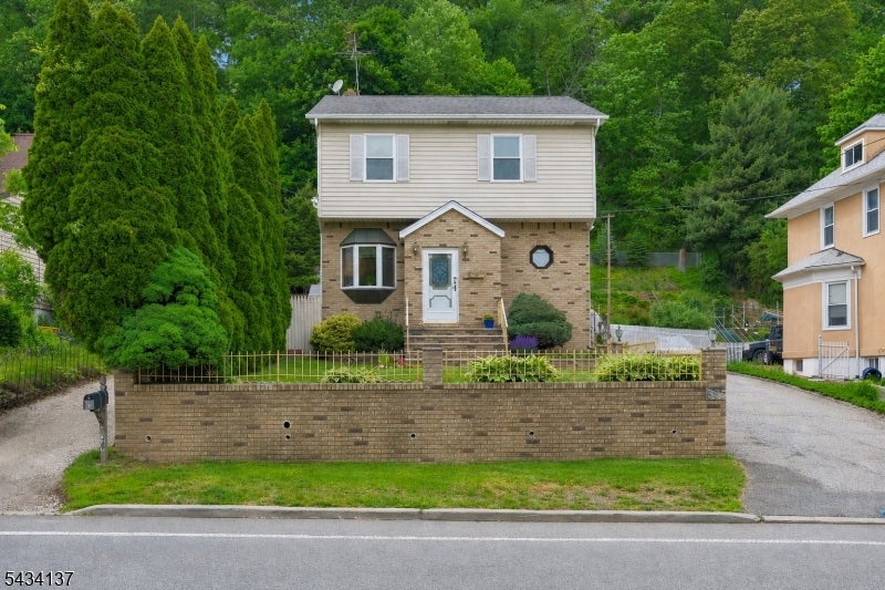 562 Valley Rd