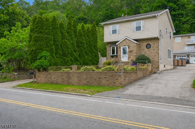 562 Valley Rd