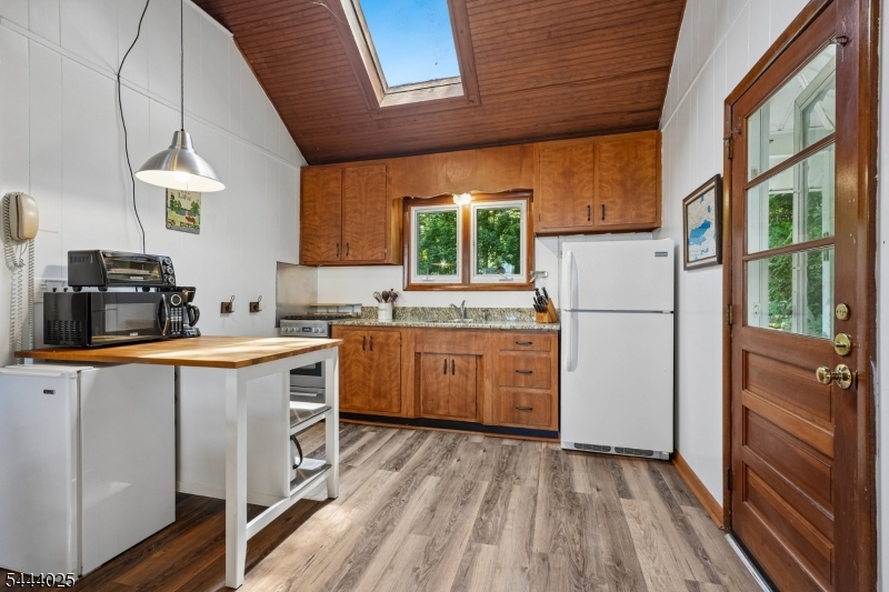 1009 Lakeside Dr
