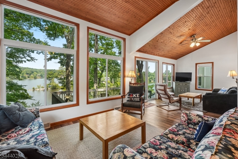 1009 Lakeside Dr