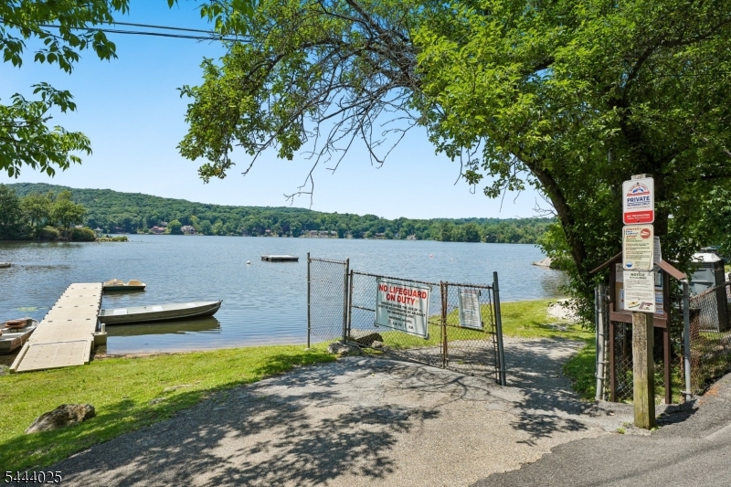 1009 Lakeside Dr