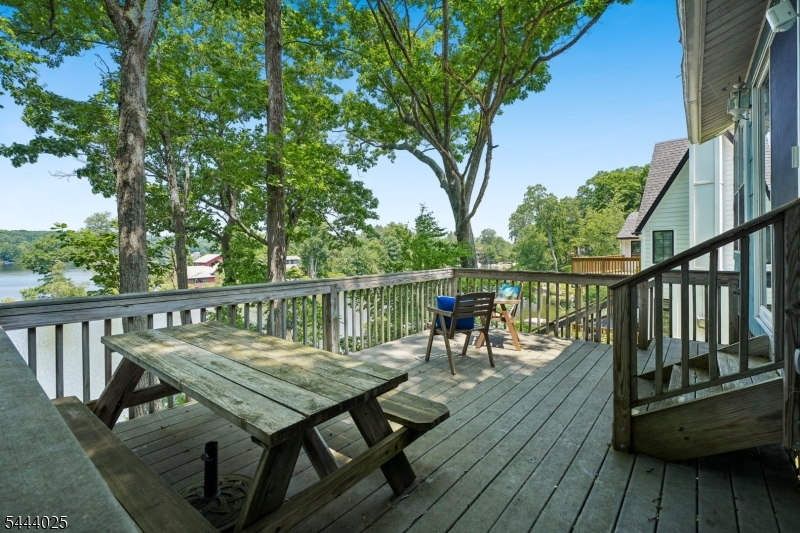 1009 Lakeside Dr