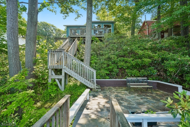 1009 Lakeside Dr