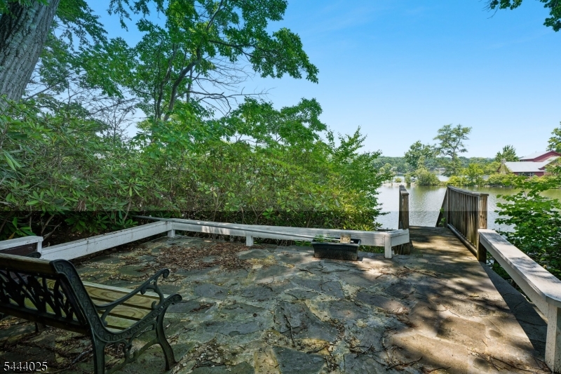 1009 Lakeside Dr