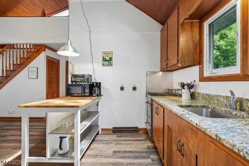 1009 Lakeside Dr