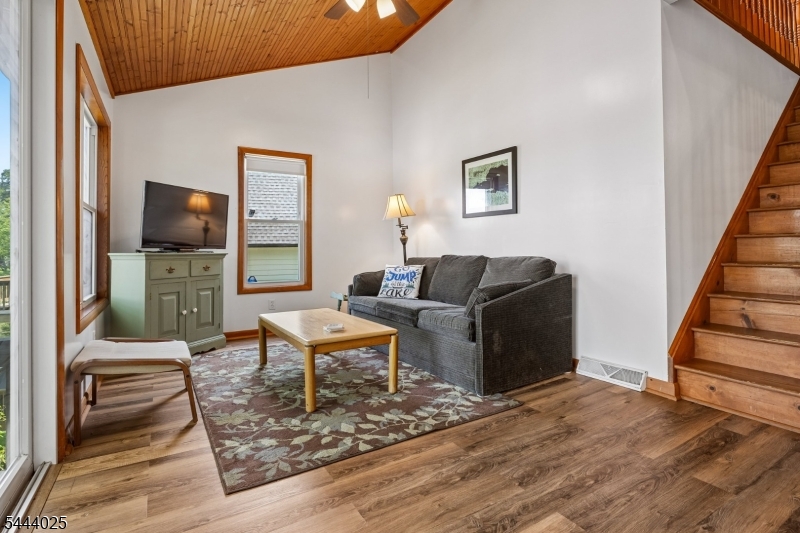 1009 Lakeside Dr