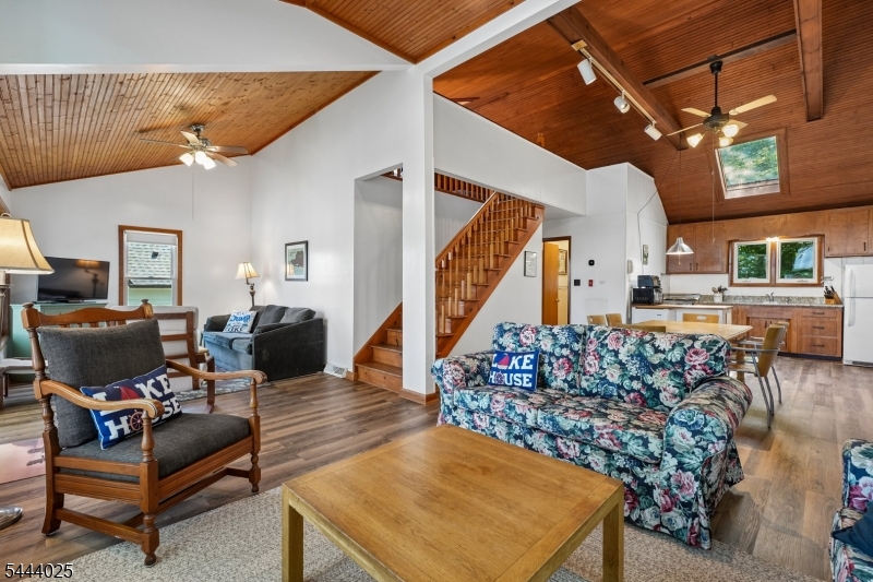 1009 Lakeside Dr